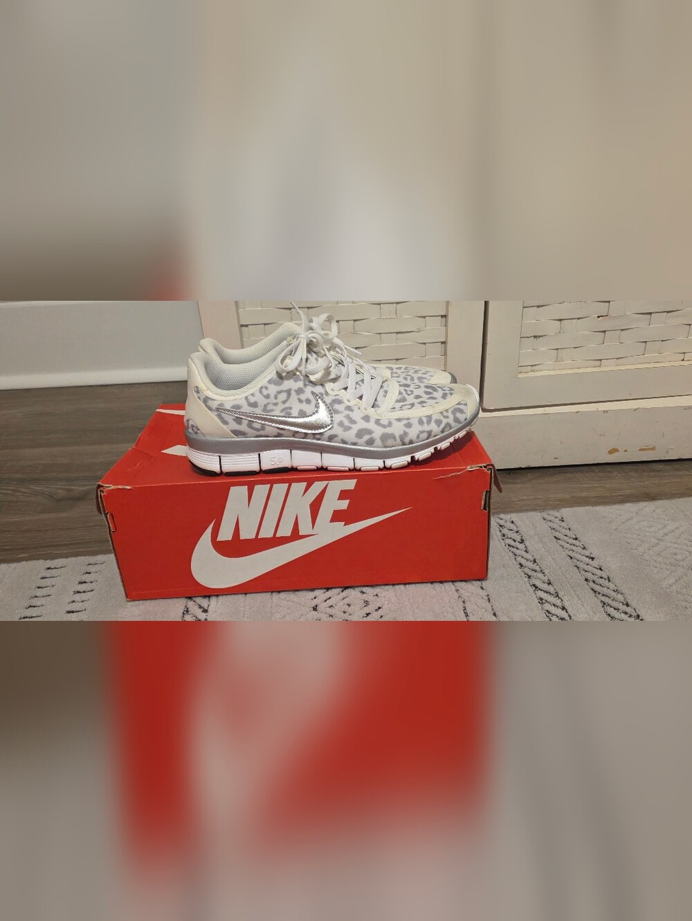 Nike Free 5.0  White and Gray Leopard-Print Sneakers with Silver Swoosh Size 8.5